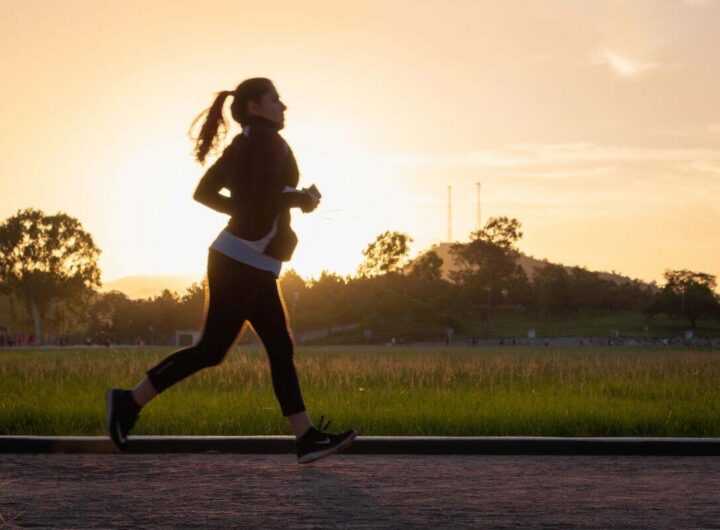 una donna fa jogging