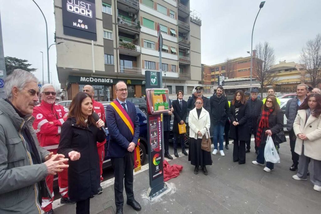 L'inaugurazione del defibrillatore a Centocelle