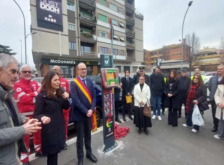 L'inaugurazione del defibrillatore a Centocelle