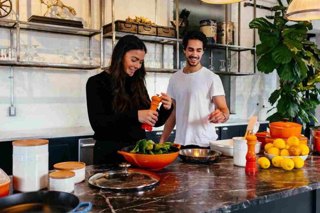 un uomo e una donna cucinano insieme