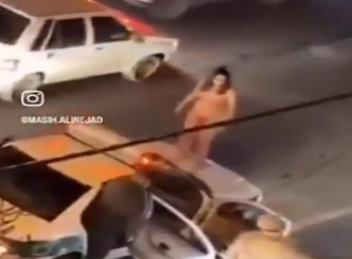 Donna nuda sull'auto della polizia in Iran