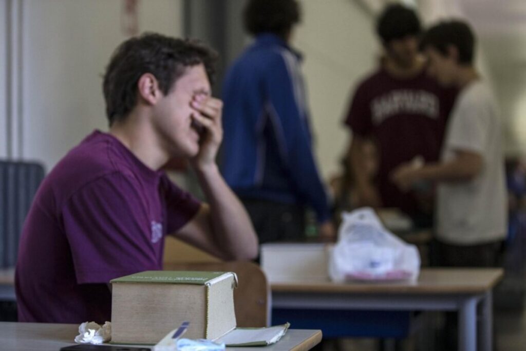 ragazzo disperato durante un esame