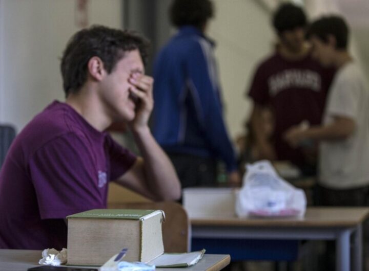 ragazzo disperato durante un esame