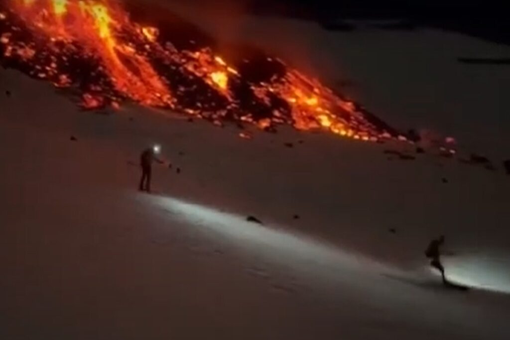 Sciano di notte sull'Etna mentre è in eruzione