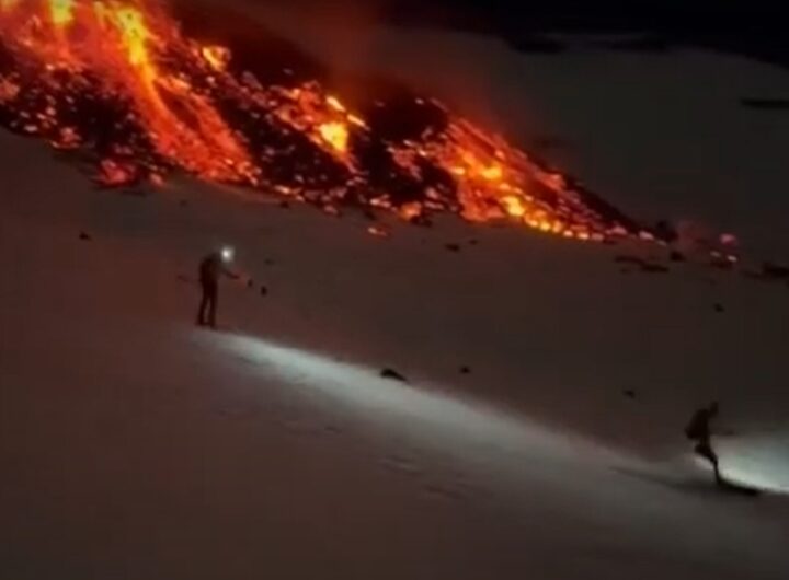 Sciano di notte sull'Etna mentre è in eruzione