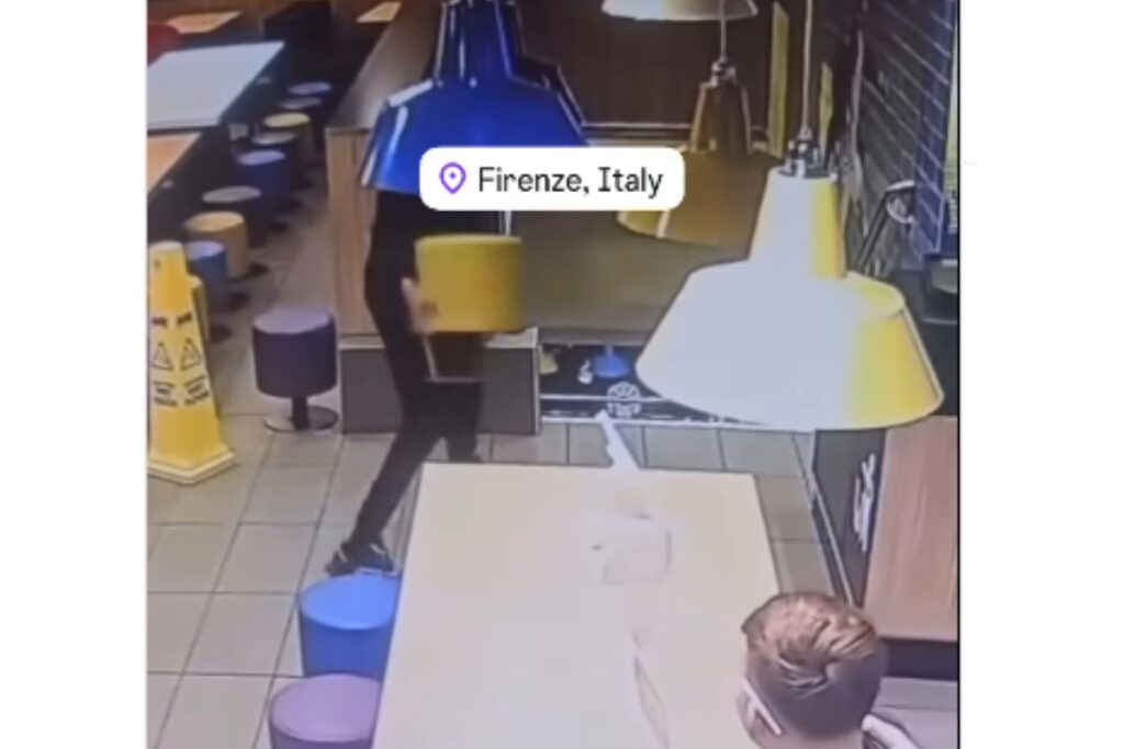 ragazzini lanciano sgabello al mcdonald's