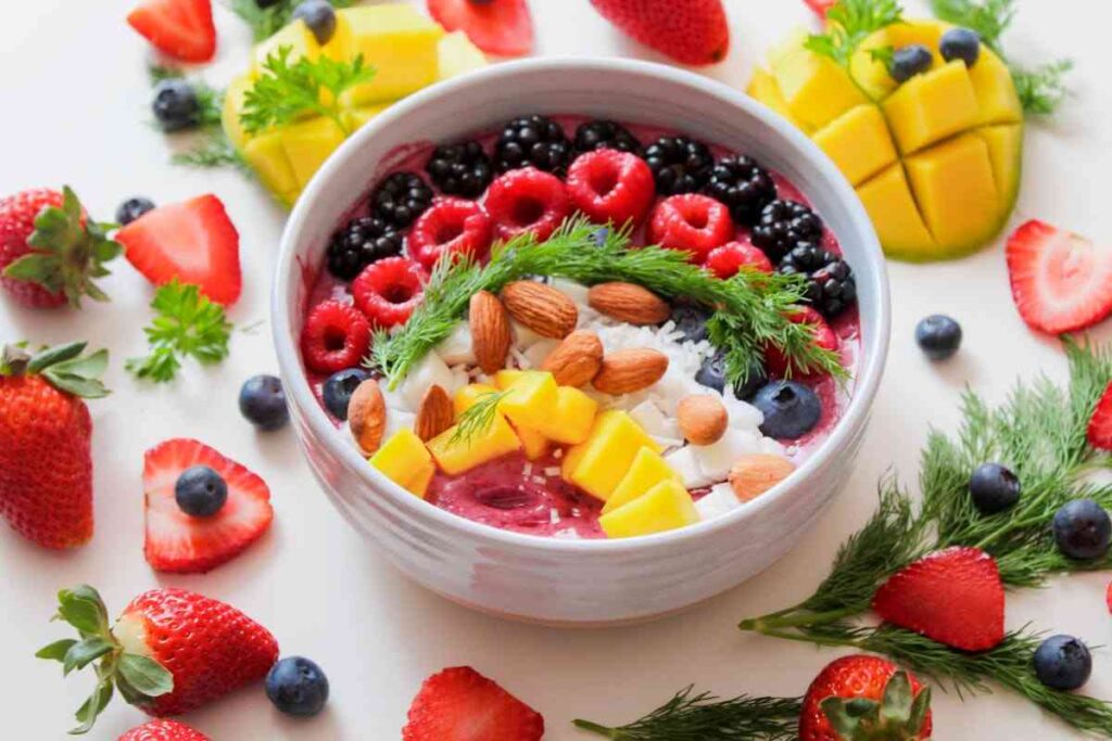 una ciotola di frutta e yogurt