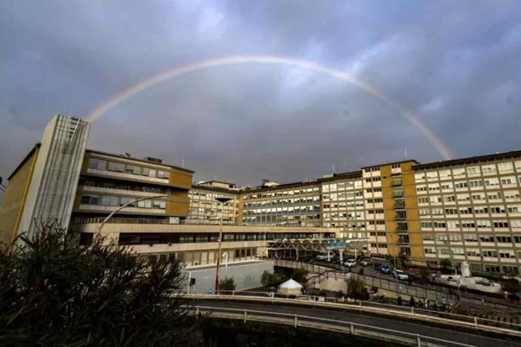 La foto del giorno, l'arcobaleno che incornicia il cielo dell'ospedale Gemelli in cui è ricoverato Papa Francesco