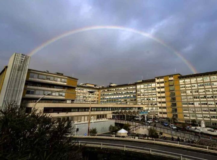 La foto del giorno, l'arcobaleno che incornicia il cielo dell'ospedale Gemelli in cui è ricoverato Papa Francesco