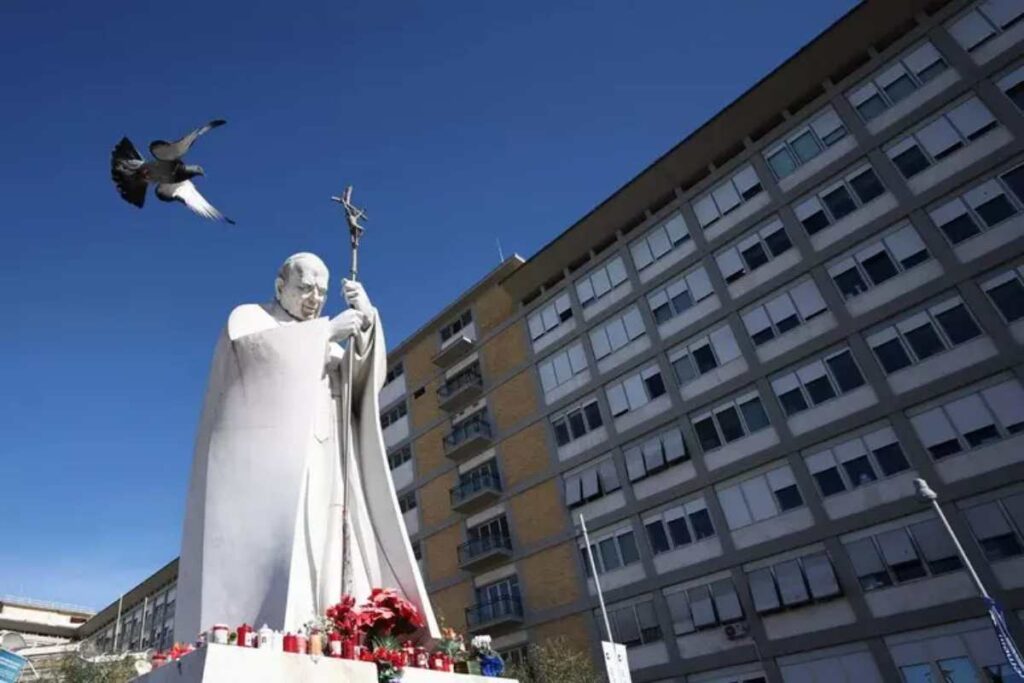 la statua di giovanni paolo ii al policlinico gemelli