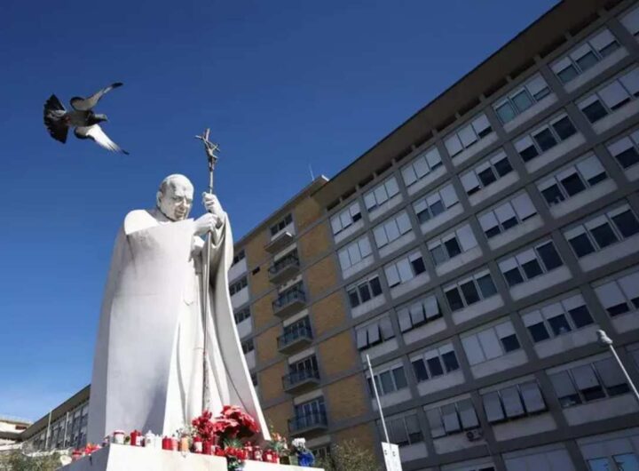 la statua di giovanni paolo ii al policlinico gemelli