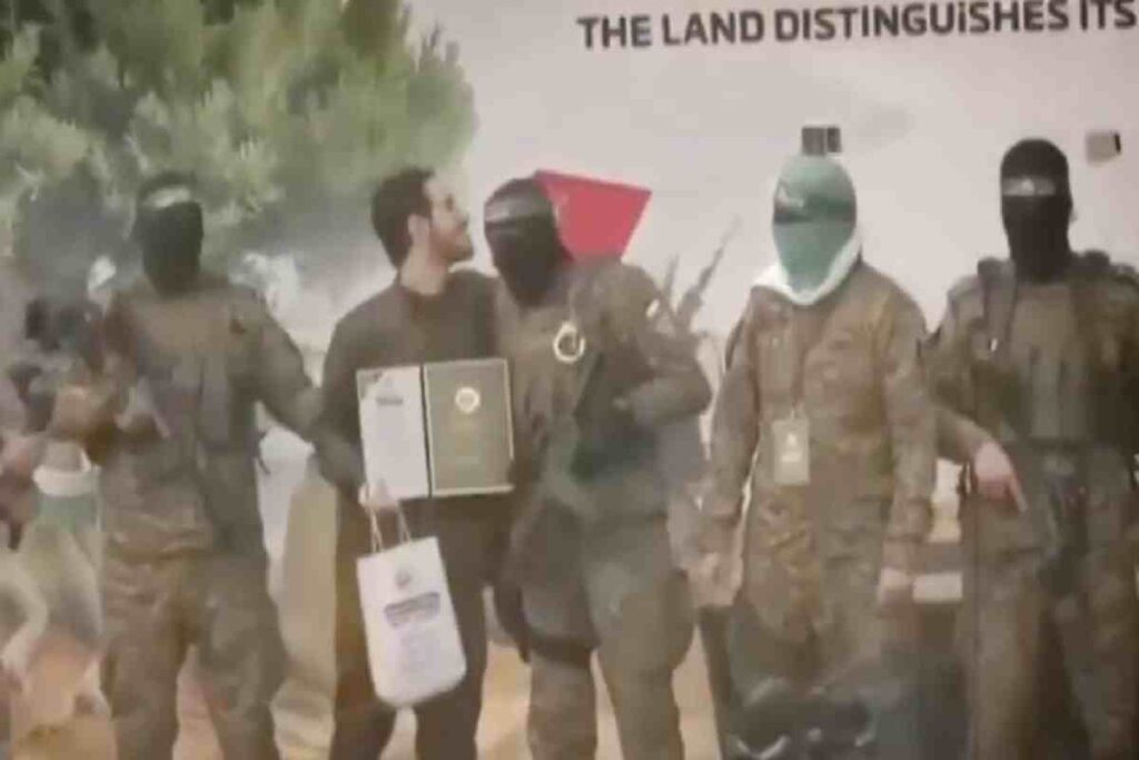 Il prigioniero che bacia i miliziani di Hamas prima del rilascio