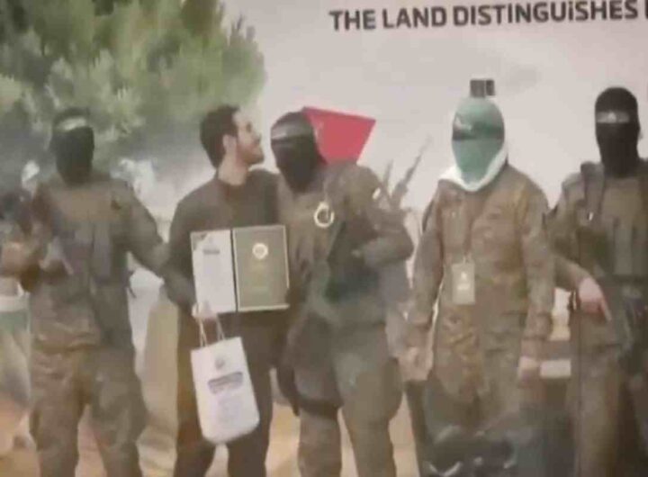 Il prigioniero che bacia i miliziani di Hamas prima del rilascio