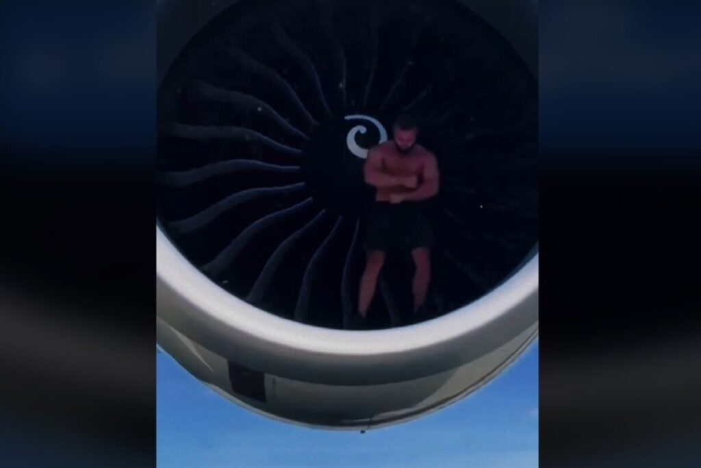 un influencer nel motore di un aereo