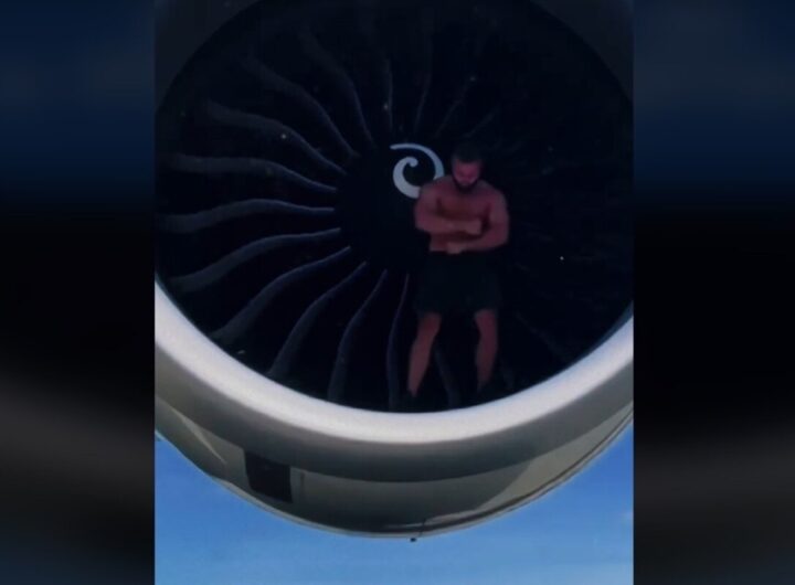 un influencer nel motore di un aereo