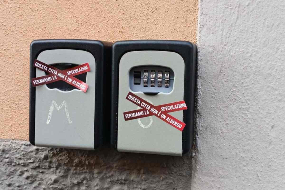 Due keybox appese fuori un palazzo