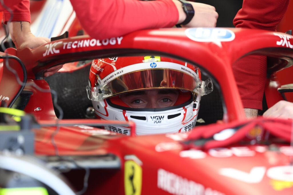 leclerc nell'abitacolo ferrari