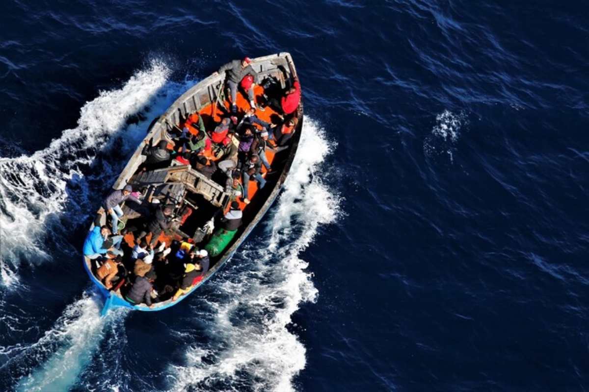 un barcone con i migranti