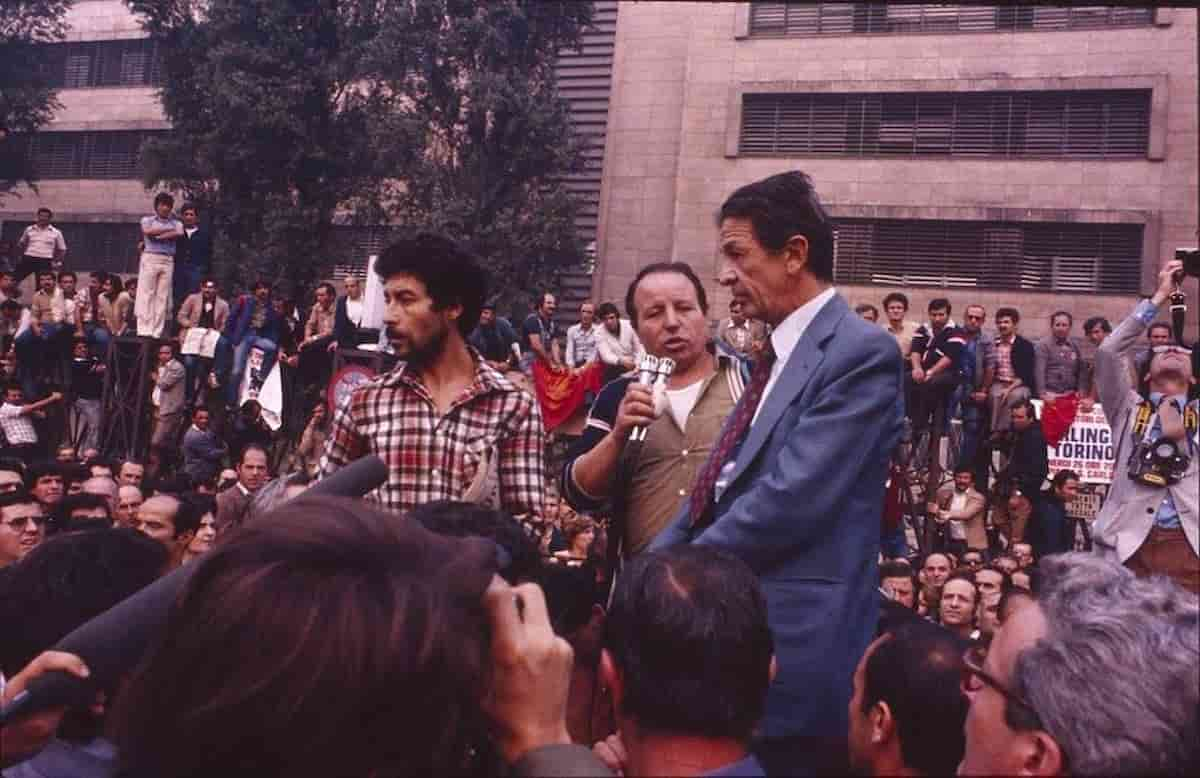 Eventi che hanno cambiato la storia: il primo sulla sinistra è Antonio Azzolina operaio e Delegato del Montaggio della Carrozzeria, quello con il microfono in mano è Liberato Norcia, il terzo è Enrico Berlinguer). È uuna foto del topico momento (ottobre dell’80) in cui Liberato Norcia operaio e Delegato della Lastroferratura della Carrozzeria (con il microfono in mano) fa la famosa domanda: “nel caso in cui i lavoratori della Mirafiori occupassero la fabbrica, che farebbe il PCI?” riposta di Berlinguer: “nel caso che le strutture del sindacato unitario decidessero democraticamnte per tutto ciò il PCI sarebbe dalla parte dei lavoratori”.