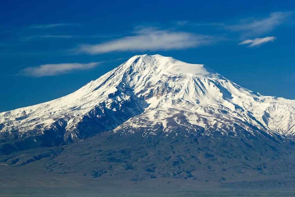 Il monte Ararat, dove si fermò l'arca di noè: simbolo della prossima fine del mondo