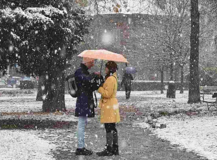 Due persone sotto la neve