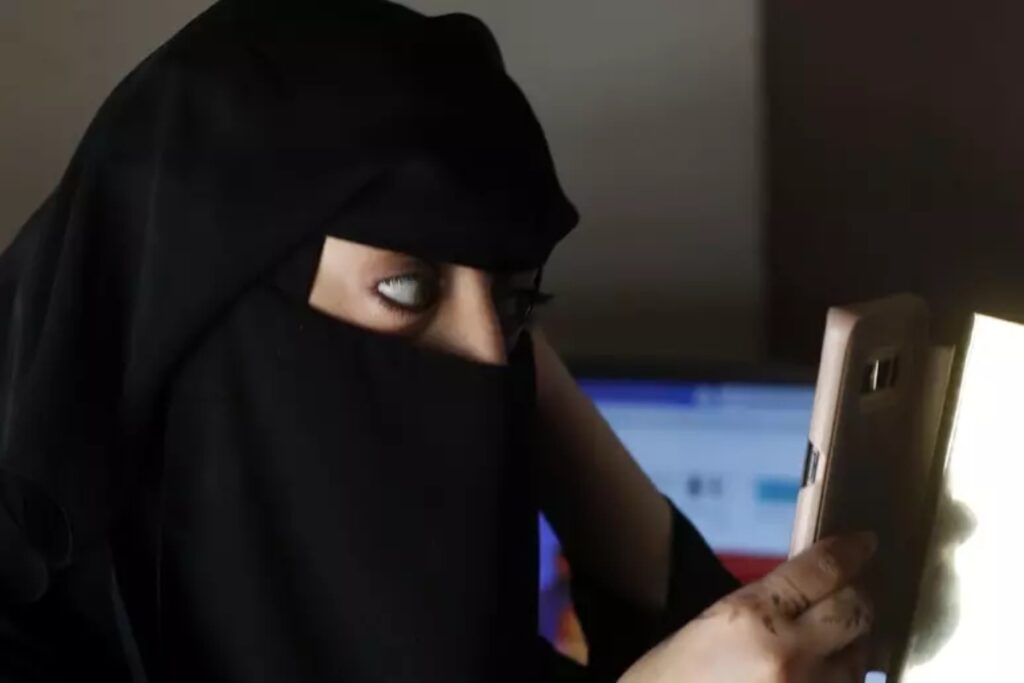 ragazza indossa il niqab