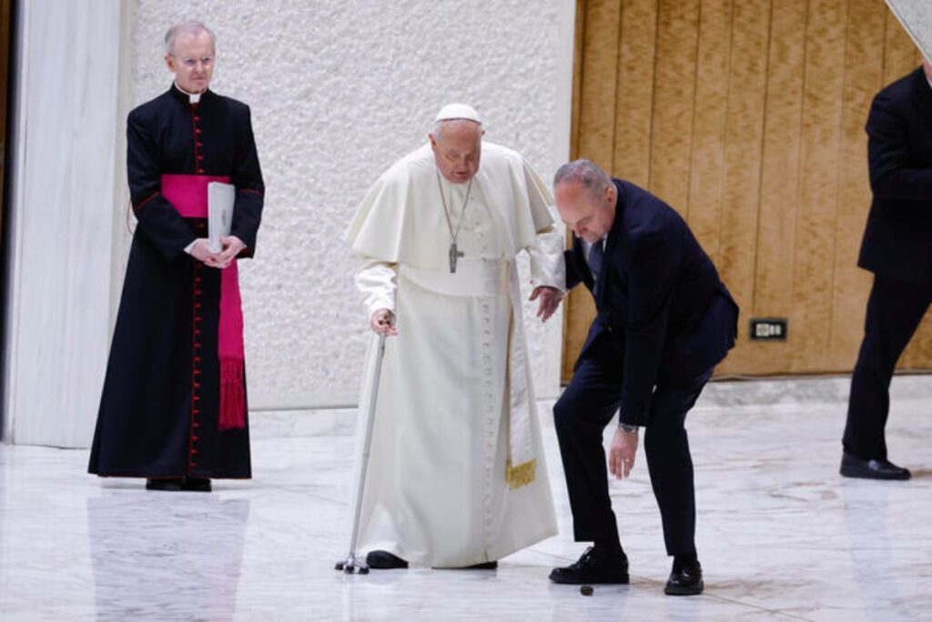 papa francesco e mons. sapienza