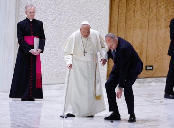 papa francesco e mons. sapienza