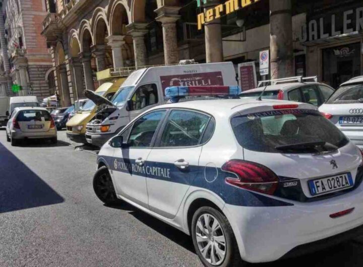 un'auto della Polizia di Roma Capitale