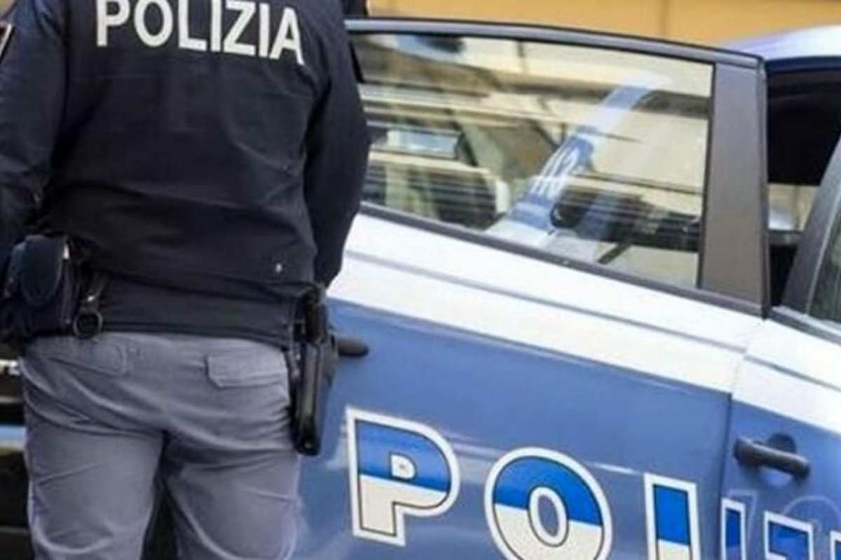 poliziotto vicino alla sua auto