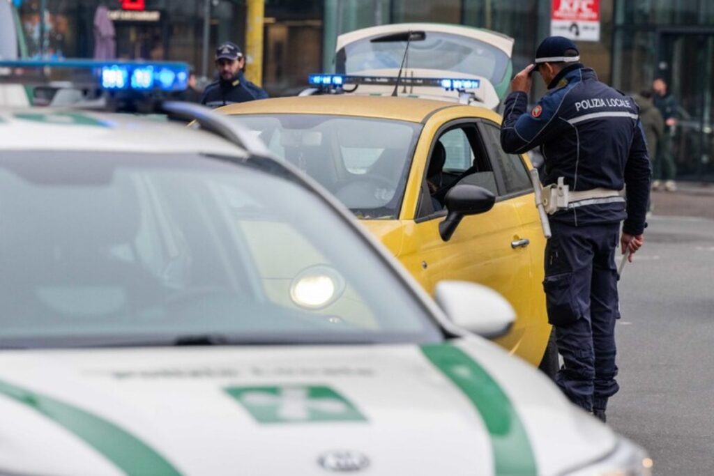 polizia locale durante controlli