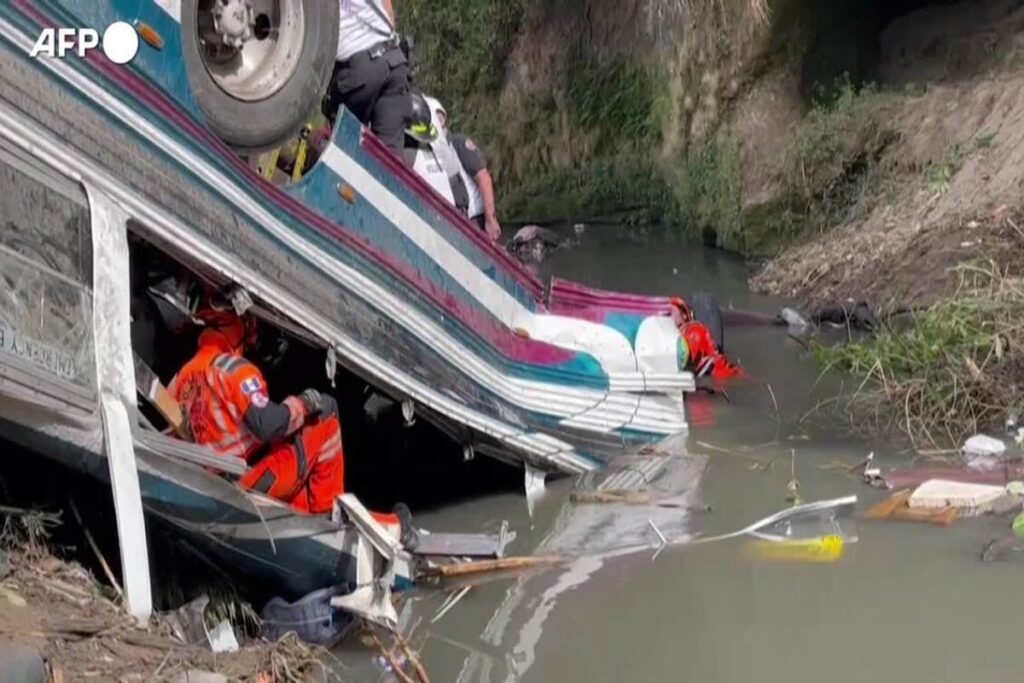 Il pullman precipitato in Guatemala