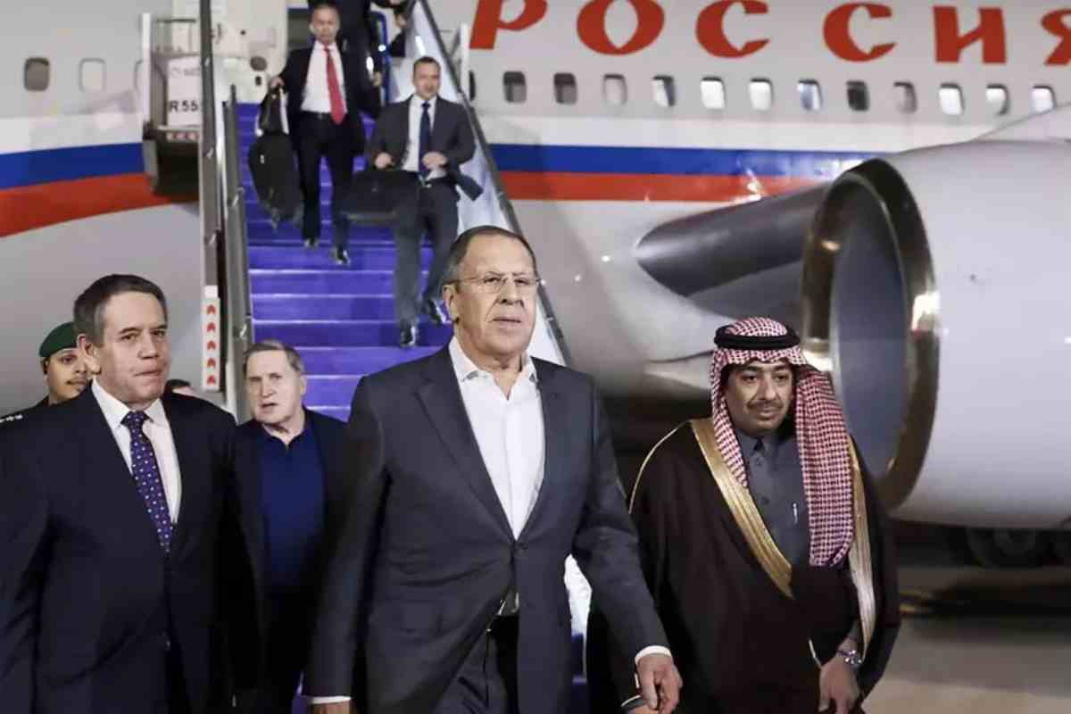 Serghei Lavrov arriva a Riad per i colloqui di pace