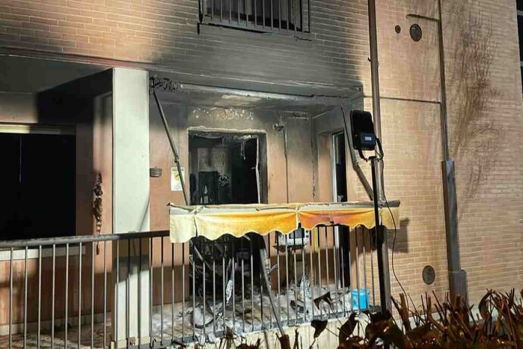 La casa di Rimini devastata da un incendio