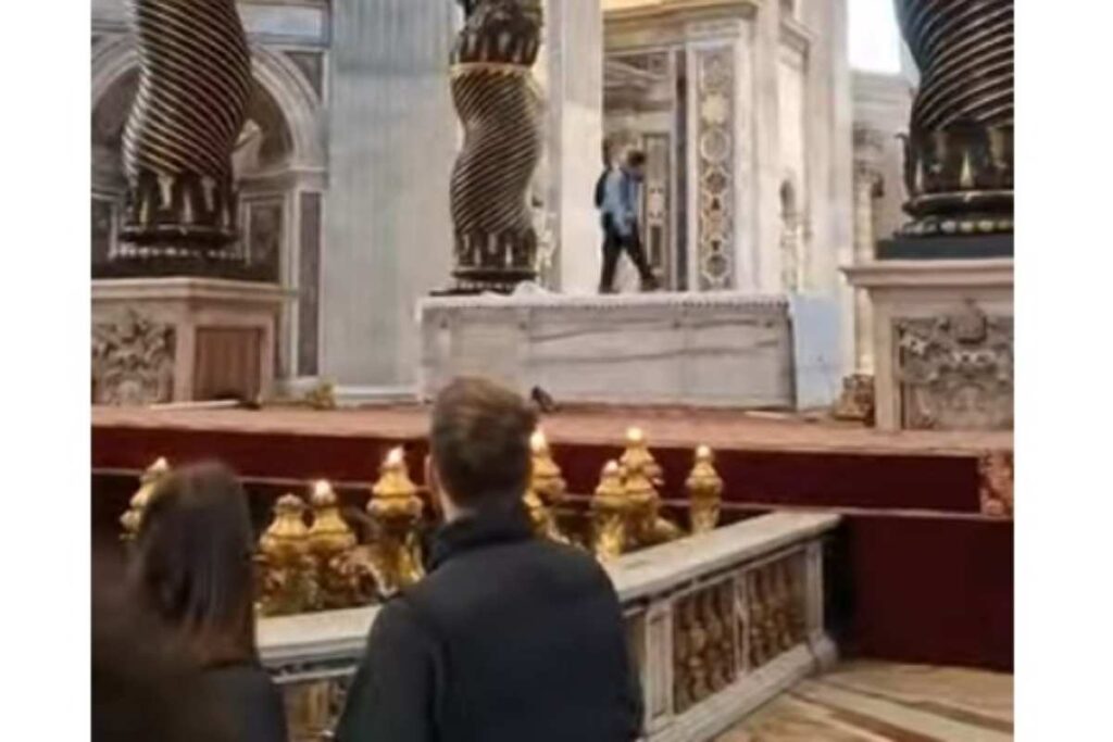 danneggia candelabri a san pietro