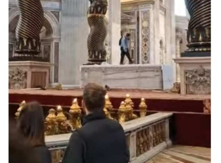 danneggia candelabri a san pietro