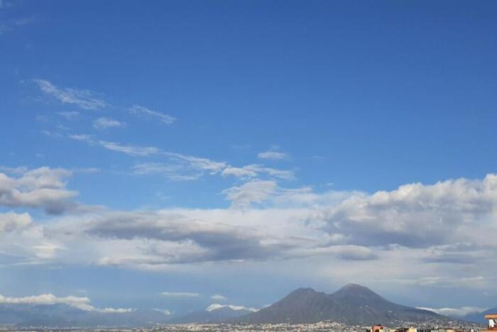 Una foto di Napoli con un po' di nubi in cielo