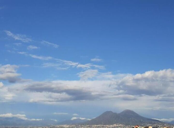 Una foto di Napoli con un po' di nubi in cielo