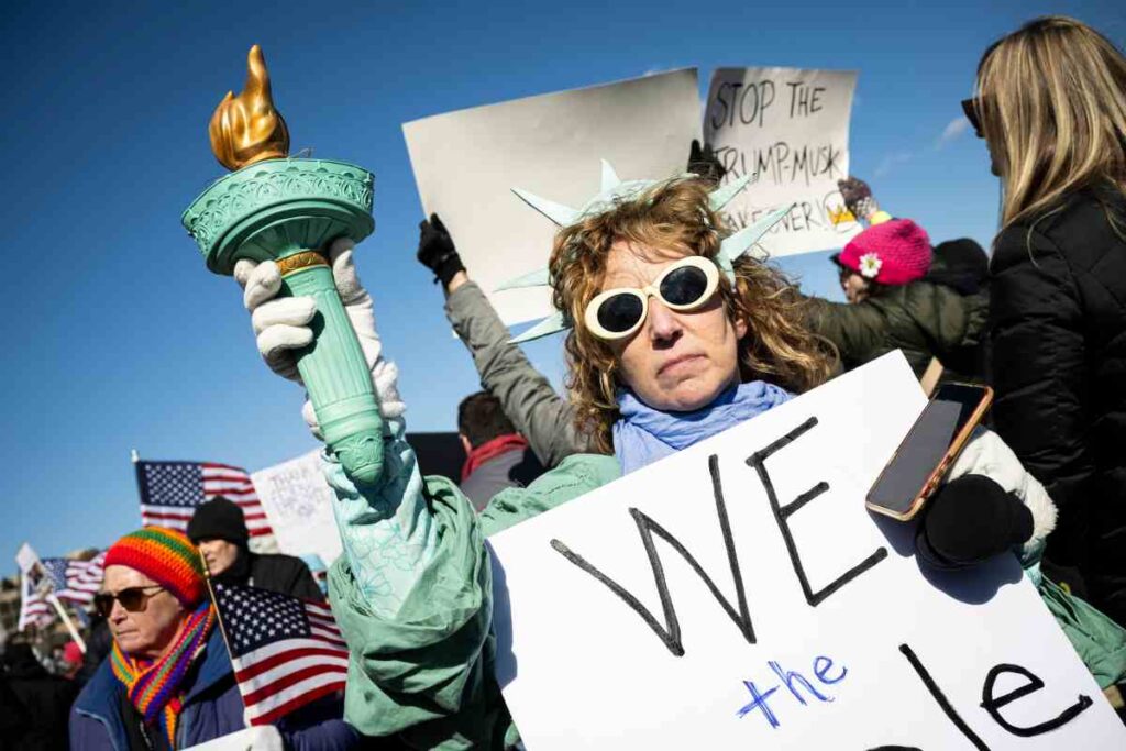 Il manifestante che davanti alla Casa Bianca protesta contro Trump vestito da Statua della libertà