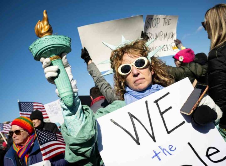 Il manifestante che davanti alla Casa Bianca protesta contro Trump vestito da Statua della libertà