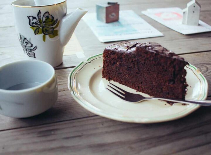 una fetta di torta al cacao