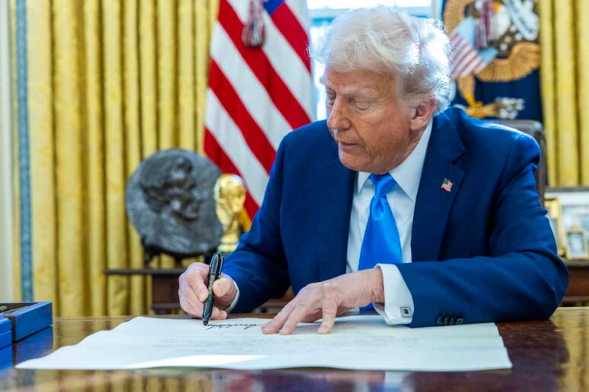 Donald Trump firma ordini esecutivi alla Casa Bianca 