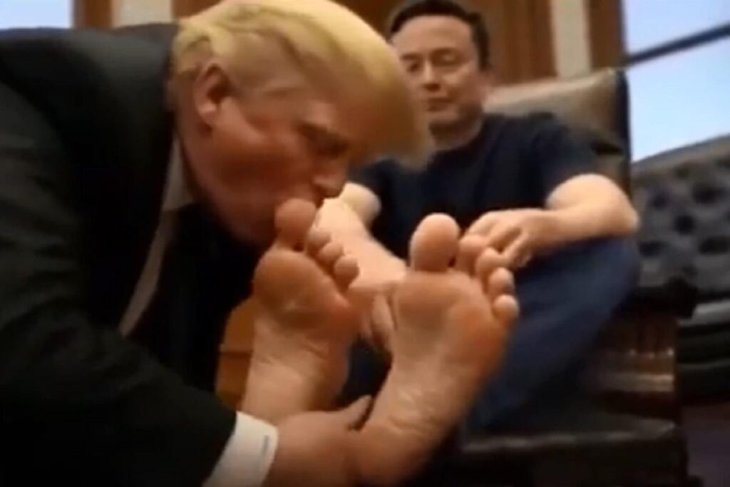 Un frame del video in cui Trump bacia i piedi a Musk