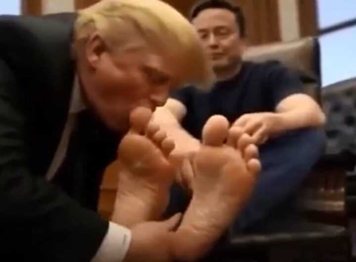 Un frame del video in cui Trump bacia i piedi a Musk