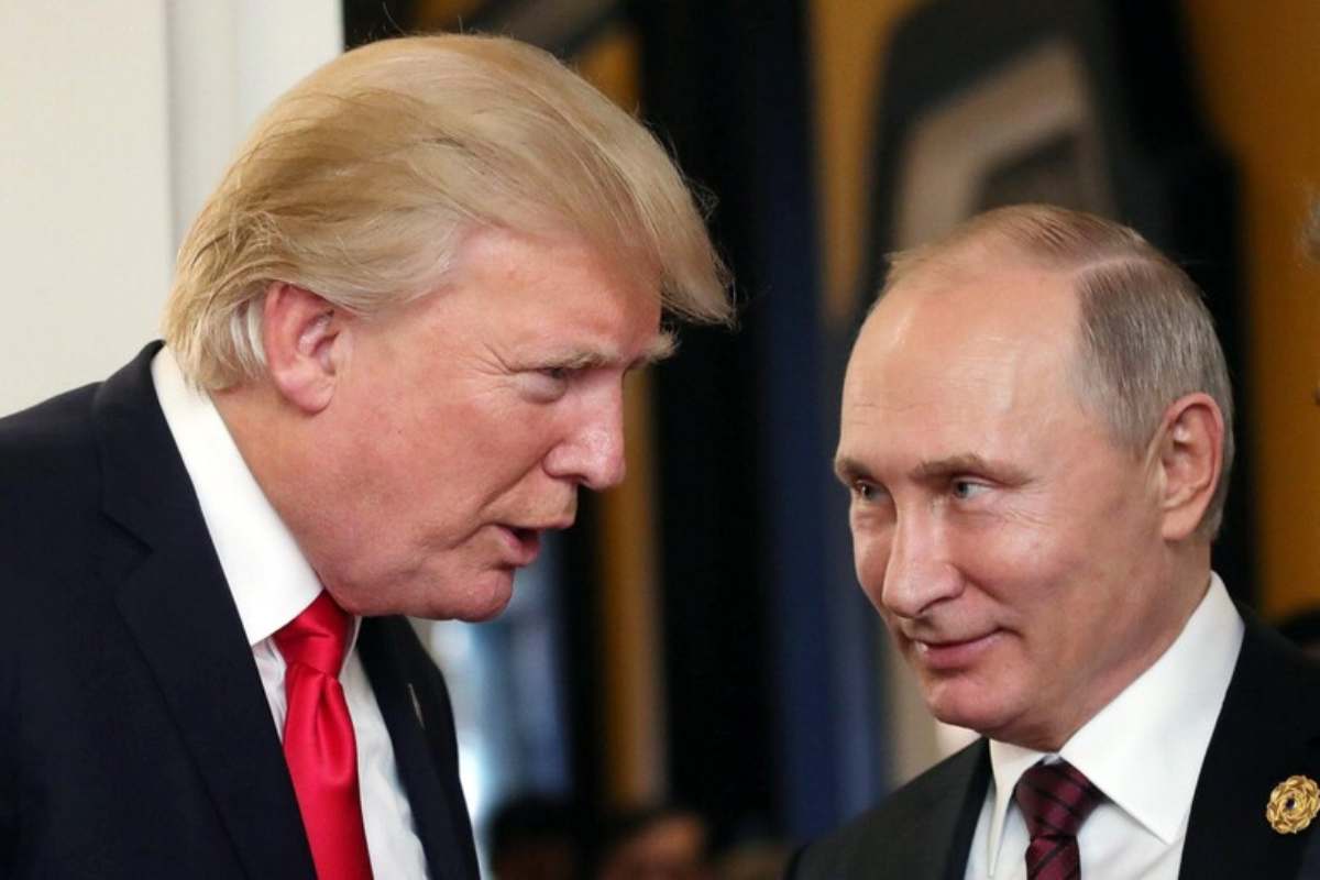 Trump parla con Putin in una foto d'archivio