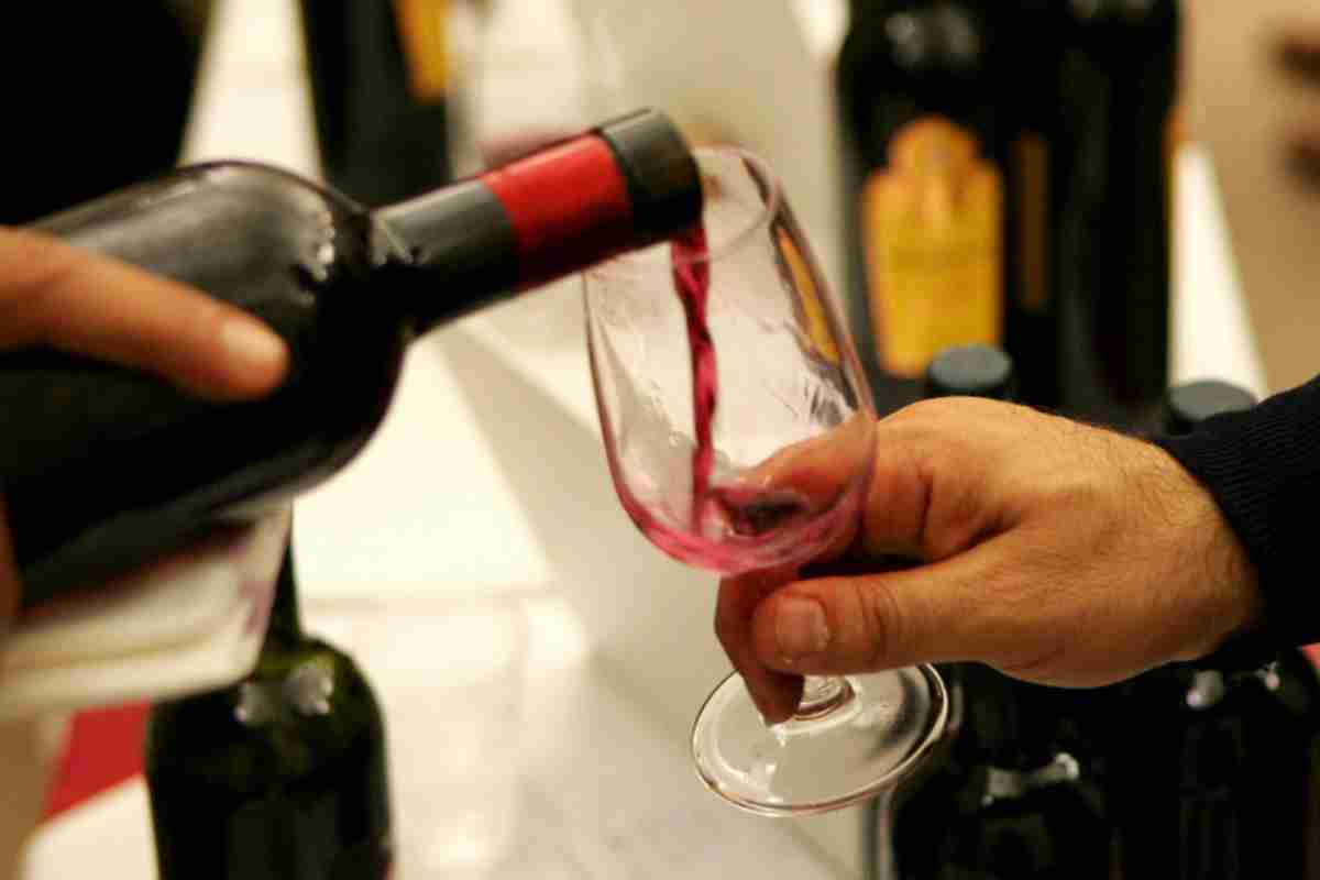 Vino versato in un bicchiere