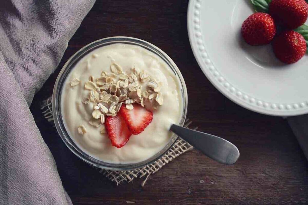 un vasetto di yogurt con frutta e avena