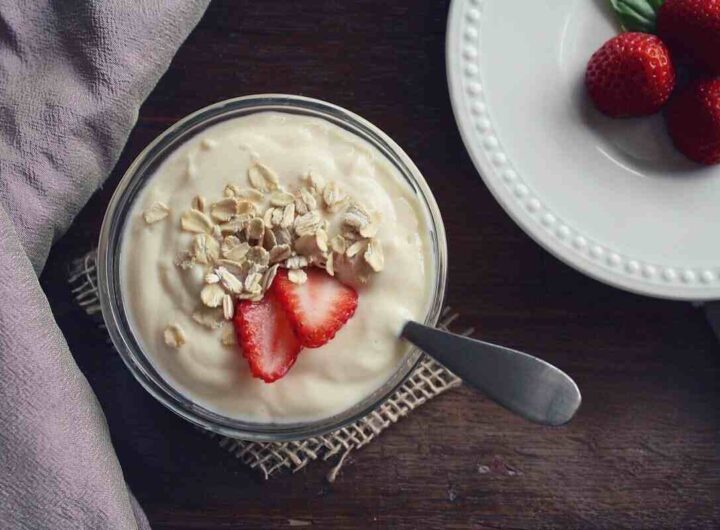 un vasetto di yogurt con frutta e avena