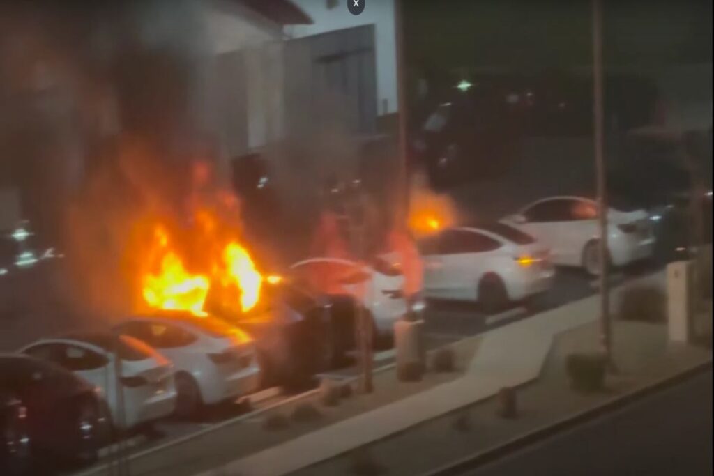 Auto Tesla in fiamme a Las Vegas