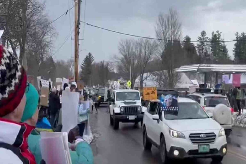 Le proteste in Vermont contro il vicepresidente Vance